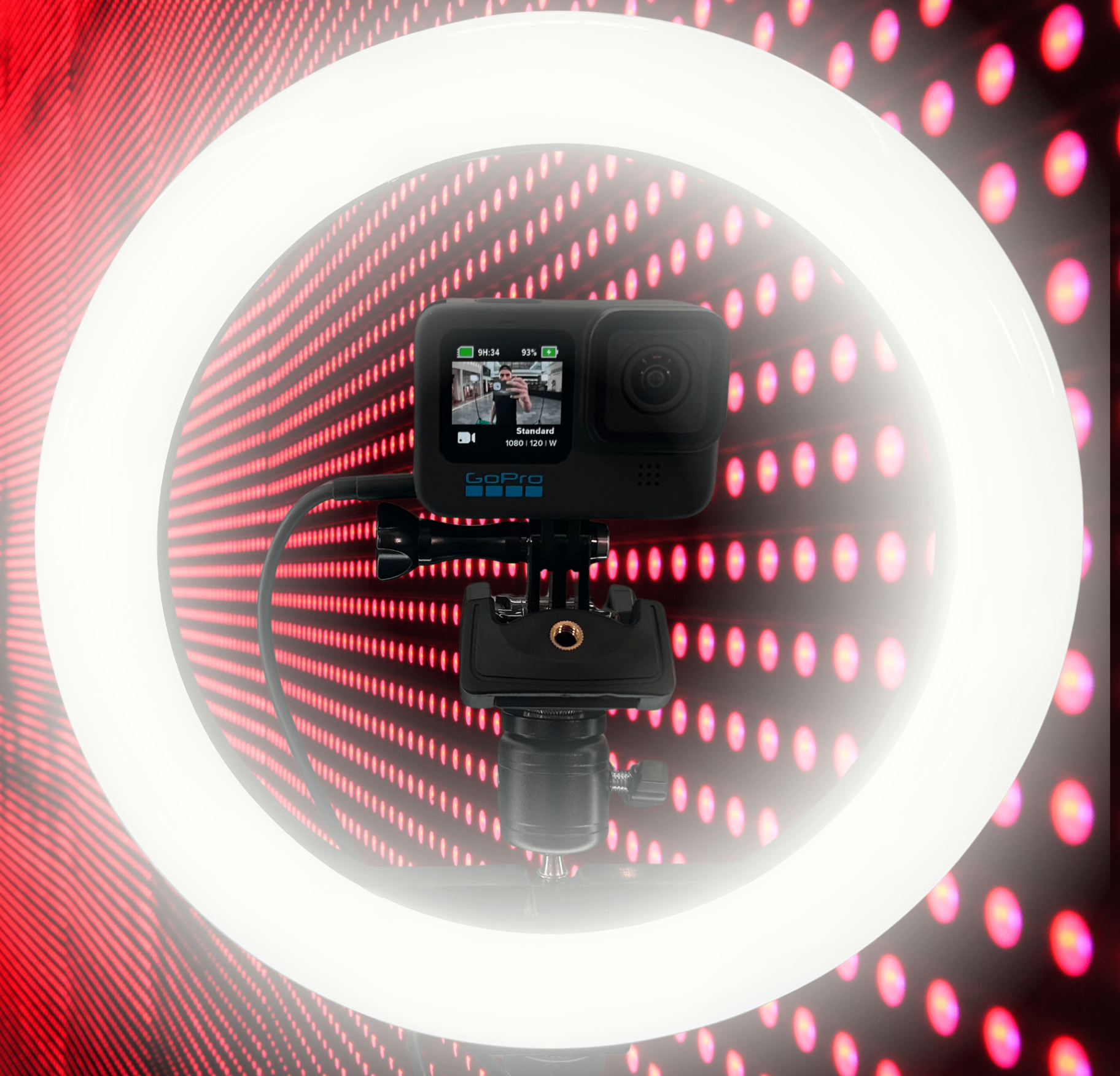 GoPro-kamera i 360-fotobåsets LED-ring på event med rött discoljus