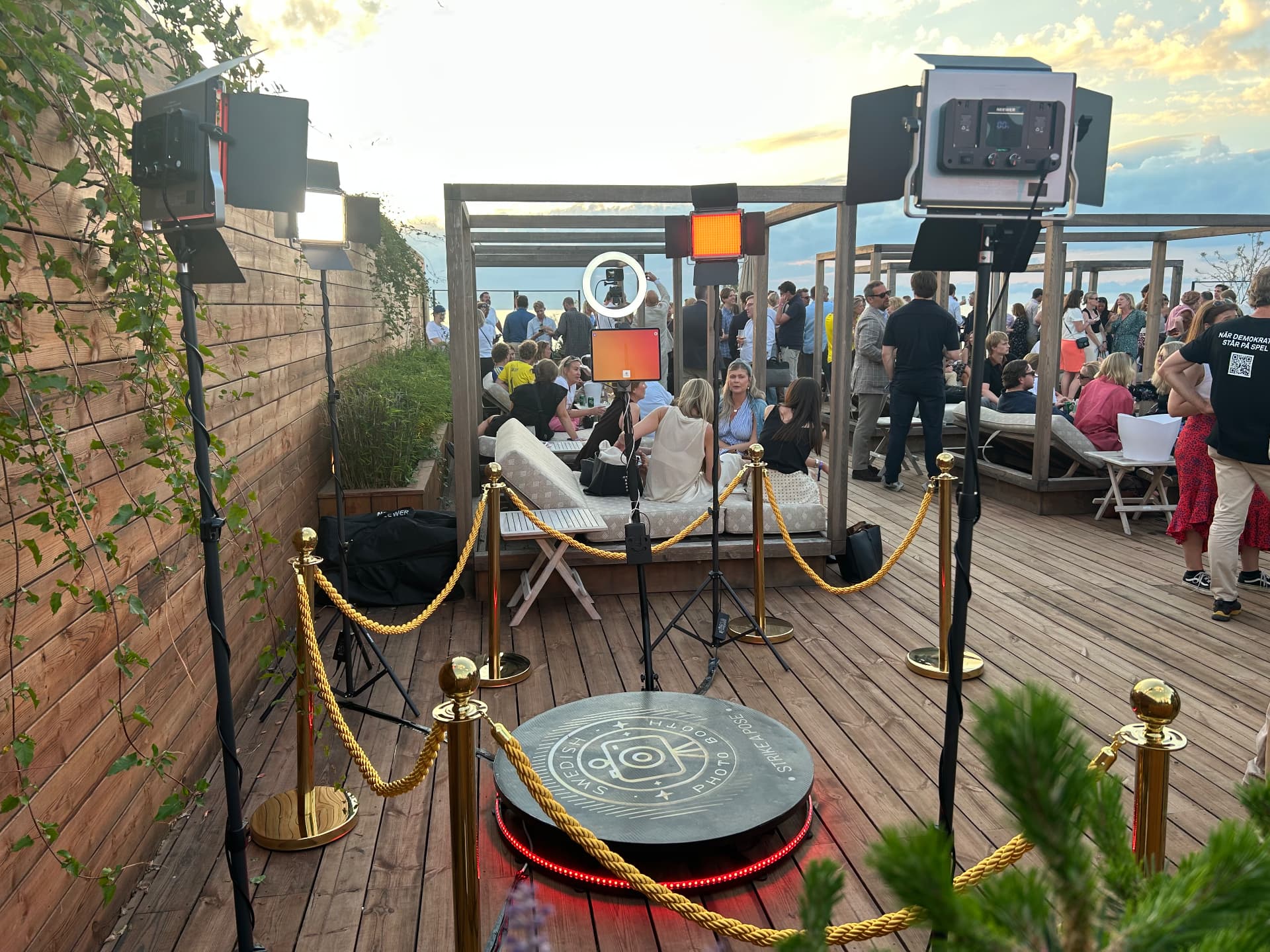 360-fotobås med guldrep på takterrass i solnedgång