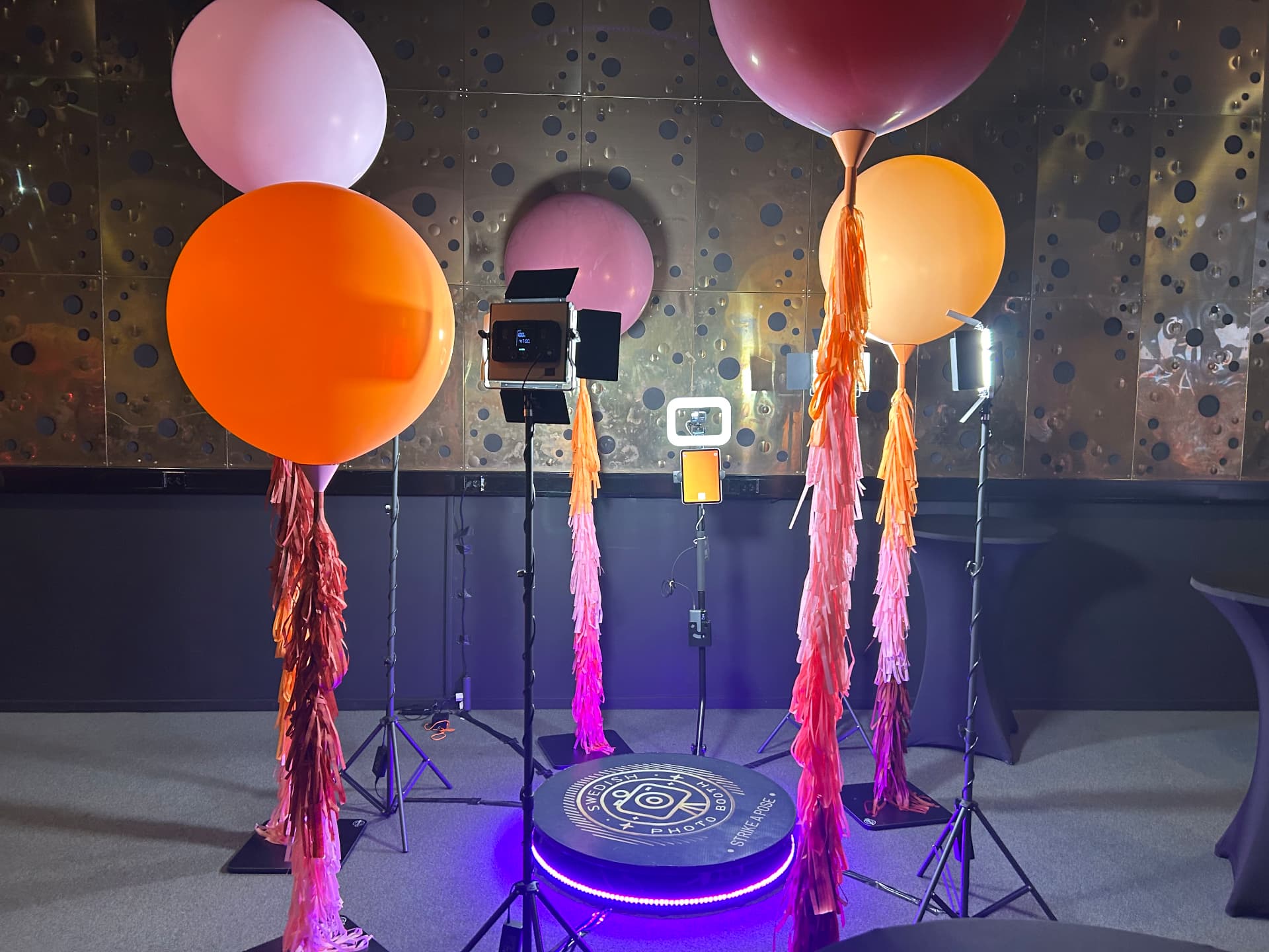 360-plattform med rosa och orange ballonger på ByWe Haircare Days